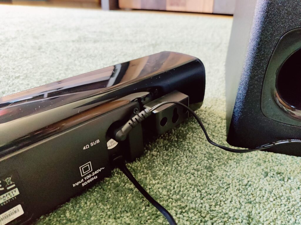Creative Stage 2.1 Soundbar Subwoofer angeschlossen