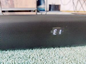 Creative Stage 2.1 Soundbar Equalizer-Einstellung am Display