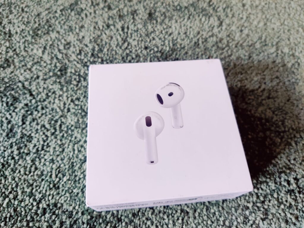Apple AirPods 4 Kopfhörer Verpackung von oben