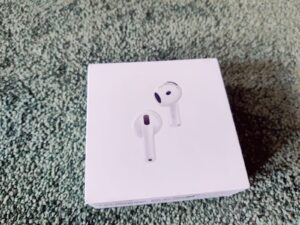 Apple AirPods 4 In-Ear-Bluetooth-Kopfhörer Verpackung von oben