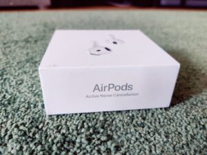 Apple AirPods 4 Kopfhörer Verpackung von der Seite