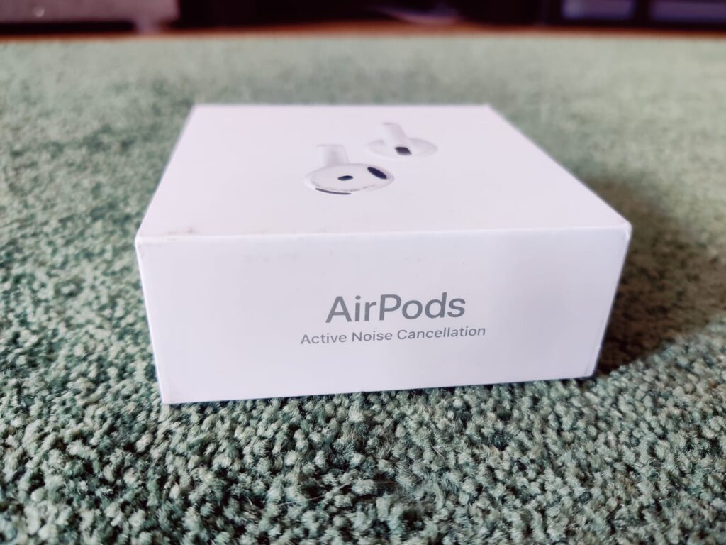 Apple AirPods 4 Bluetooth-Kopfhörer Verpackung von der Seite