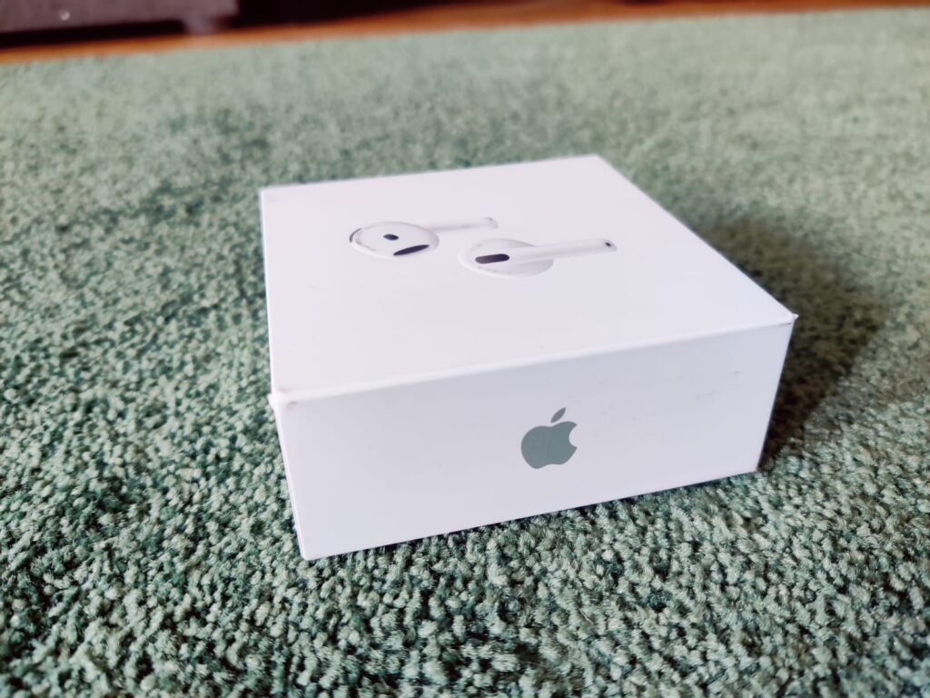 Apple AirPods 4 Bluetooth-Kopfhörer Verpackung mit Apple-Logo