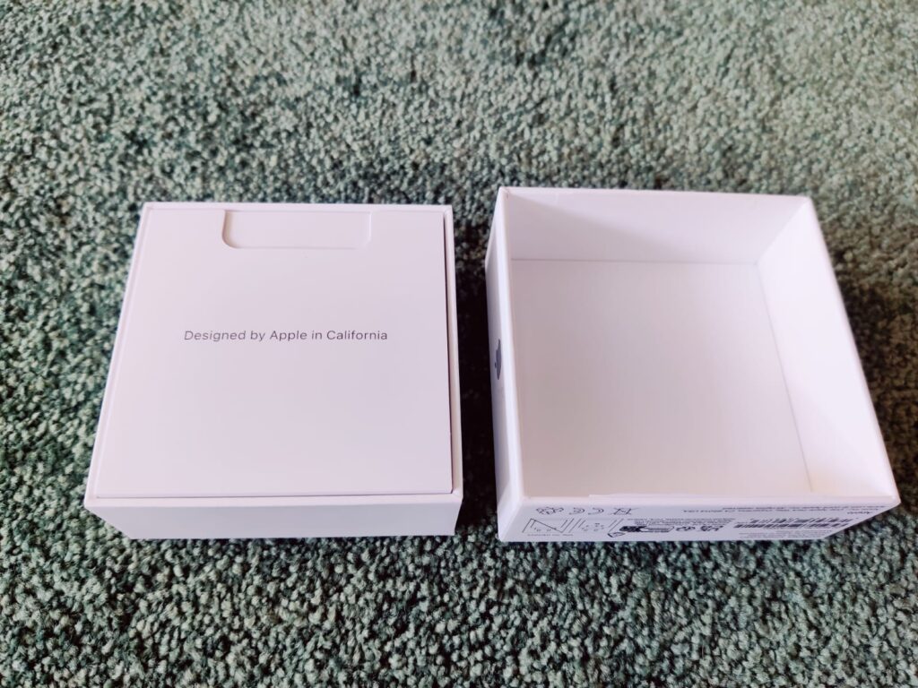Apple AirPods 4 Kopfhörer Verpackung offen