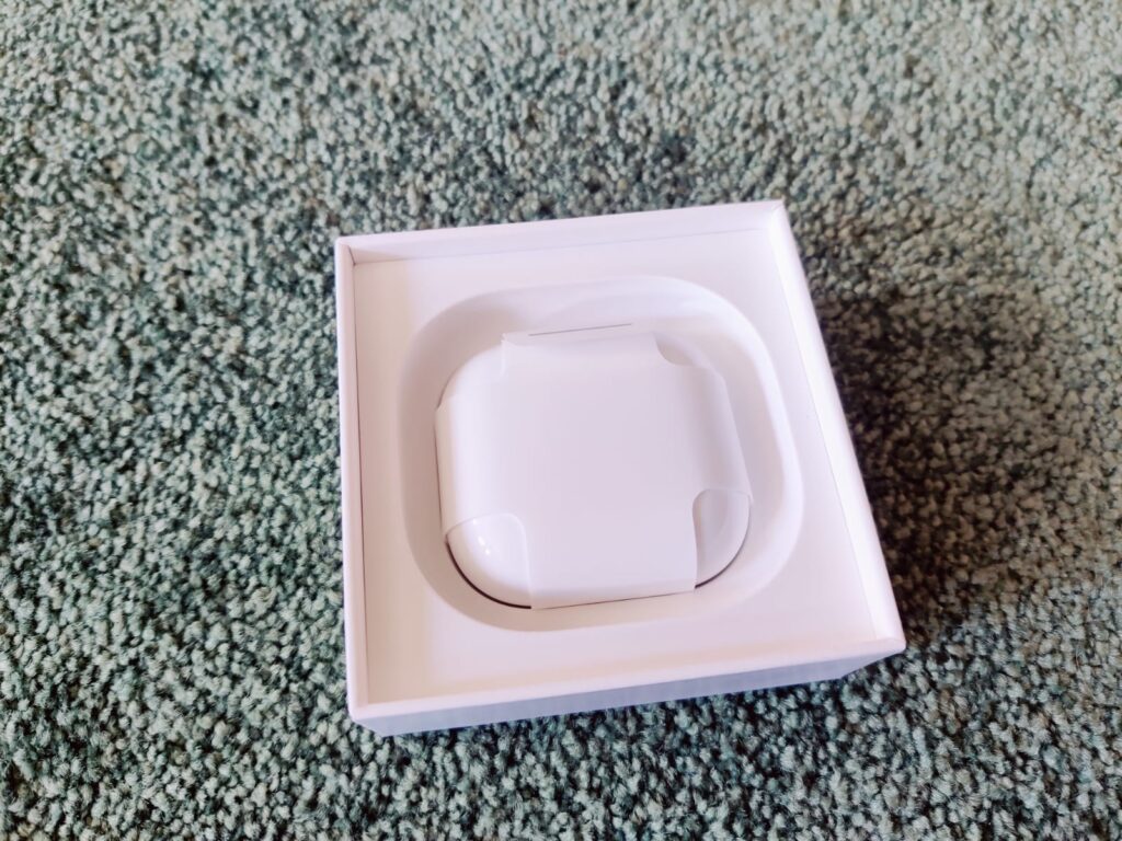 Apple AirPods (4. Generation) In-Ear-Kopfhörer in der Verpackung