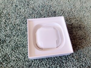 Apple AirPods (4. Generation) In-Ear-Kopfhörer in der Verpackung