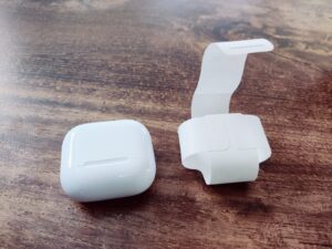 Apple AirPods 4 Kopfhörer mit Plastikverpackung
