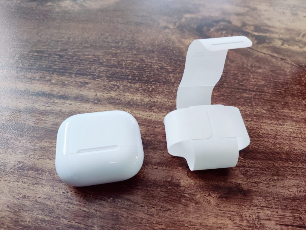 Apple AirPods 4 In-Ear-Bluetooth-Kopfhörer Ladecase mit Plastikstreifen