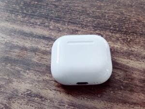 Apple AirPods 4 In-Ear-Bluetooth-Kopfhörer Ladecase von oben