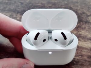 Apple AirPods 4 Bluetooth-Kopfhörer Ladecase geöffnet
