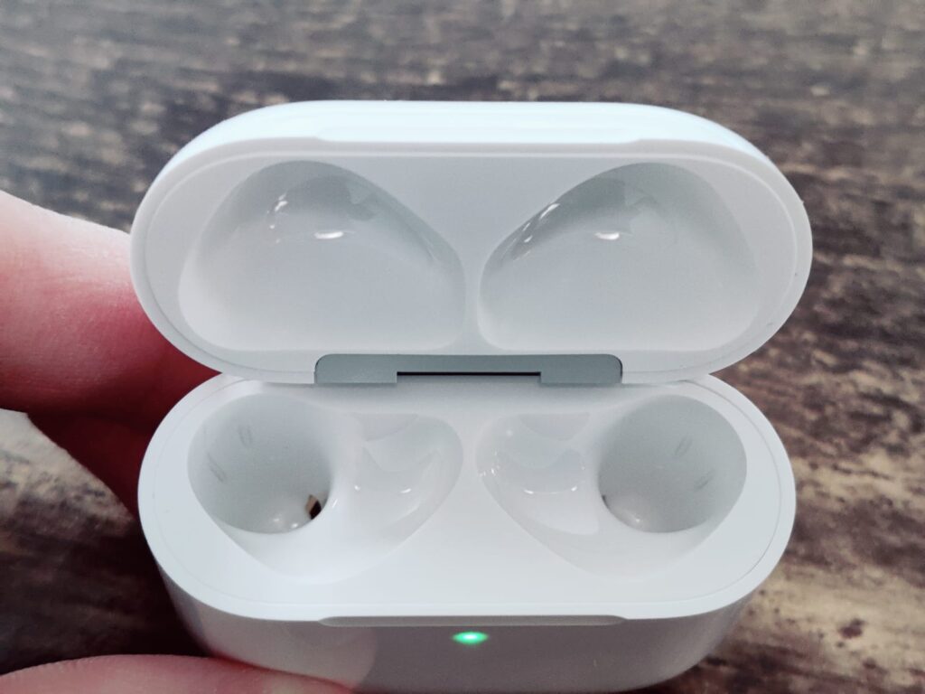 Apple AirPods 4 In-Ear-Bluetooth-Kopfhörer Ladecase leer