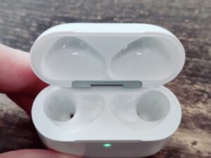 Apple AirPods 4 In-Ear-Bluetooth-Kopfhörer Ladecase leer