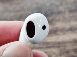 Apple AirPods 4 Bluetooth-Kopfhörer Ohrhörer Nahaufnahme