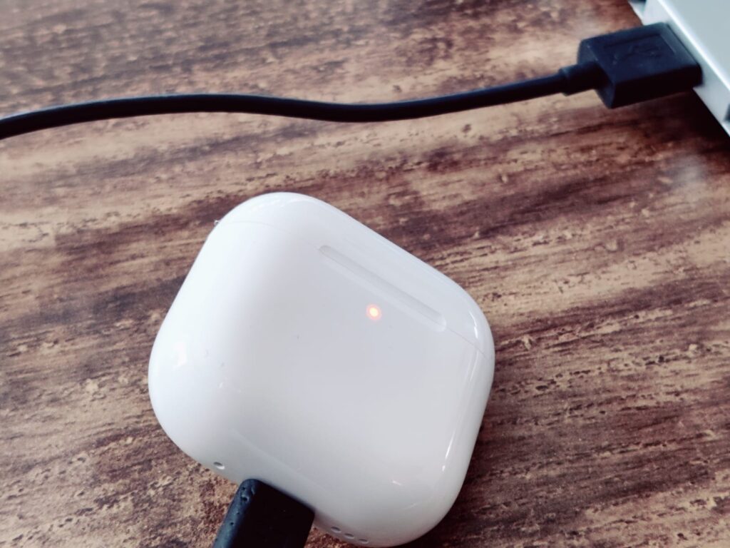 Apple AirPods 4 Bluetooth-Kopfhörer Ladecase beim Laden