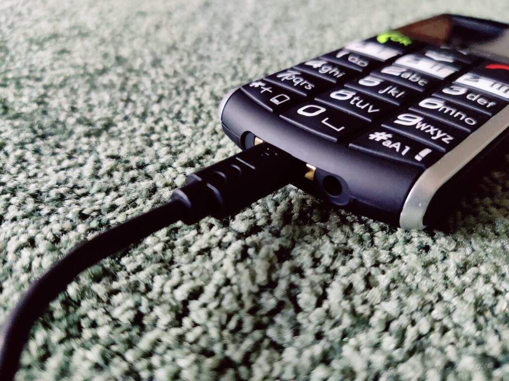 Emporia SIMPLICITY Seniorenhandy mit Ladekabel am Ladeanschluss