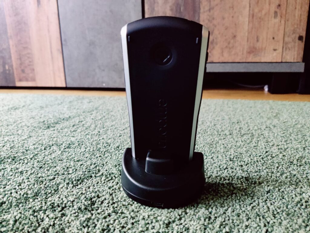 Emporia SIMPLICITY Seniorenhandy in Ladestation von hinten