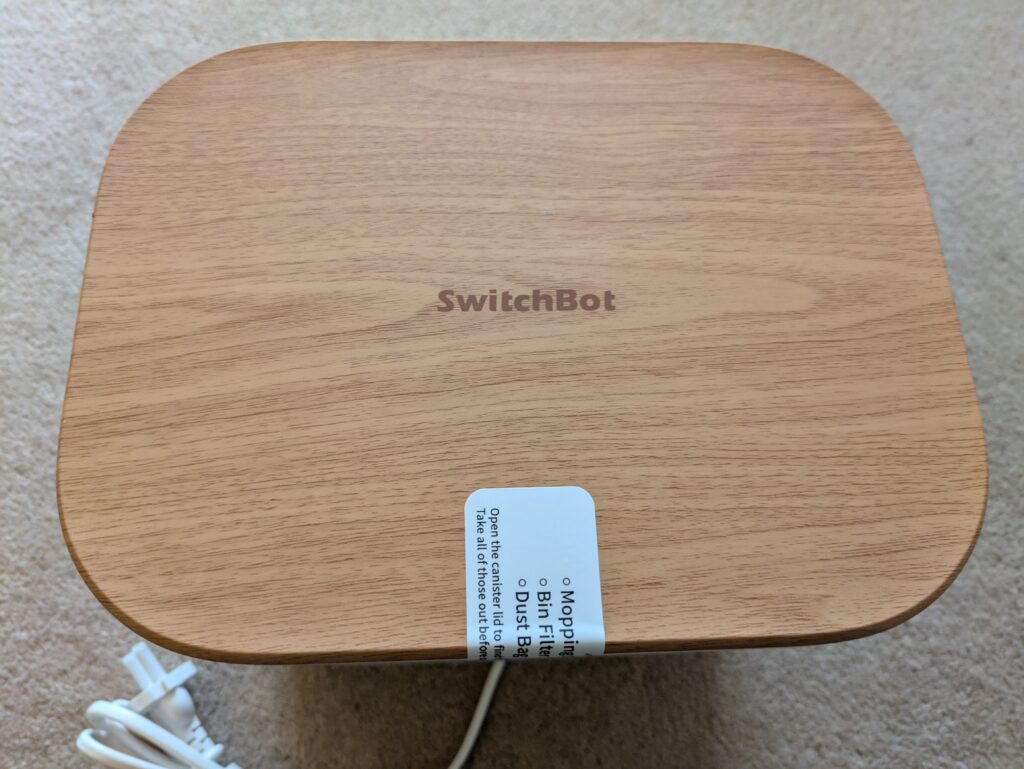 Absaugstation der SwitchBot K11+ Staubsauger-Roboter in der Nahansicht