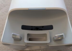 Absaugstation des SwitchBot K11+ Staubsauger-Roboters von hinten in der Nahansicht