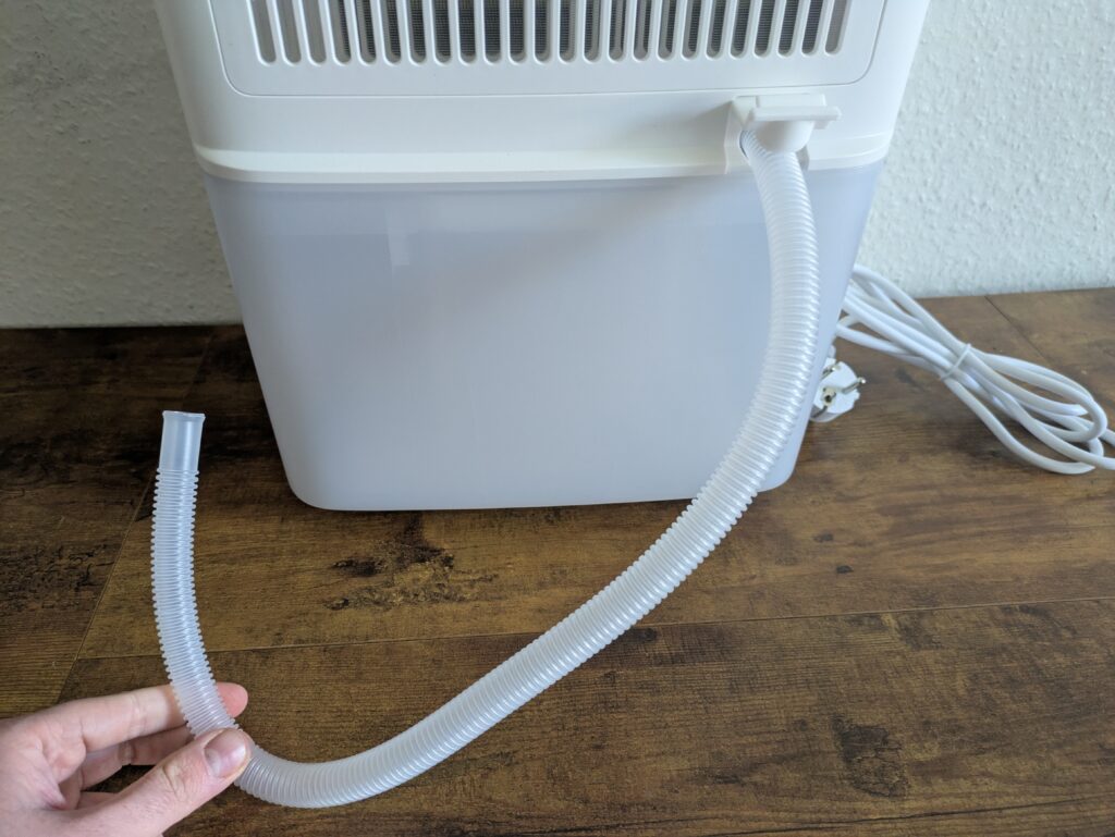 Bosch Dry 4000 Luftentfeuchter mit angeschlossenen Schlauch