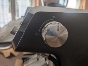 De'Longhi La Specialista Opera Siebträgermaschine Seitenansicht mit Drehregler