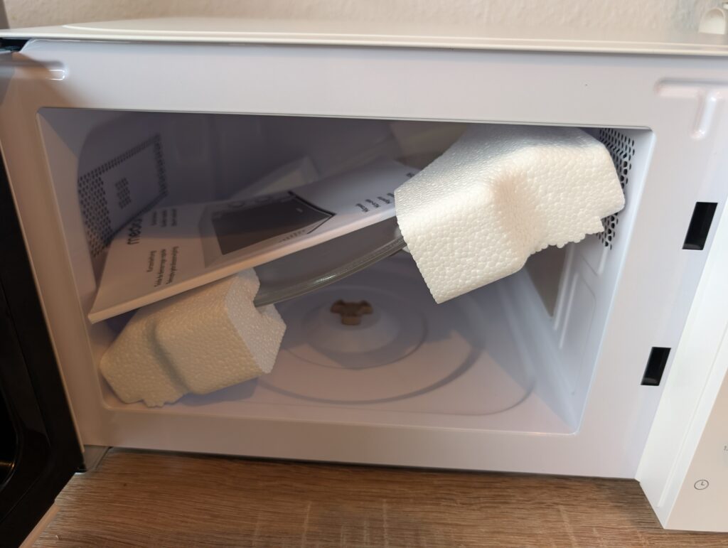 MEDION MD10596 Mikrowelle Innenraum mit verpacktem Drehteller
