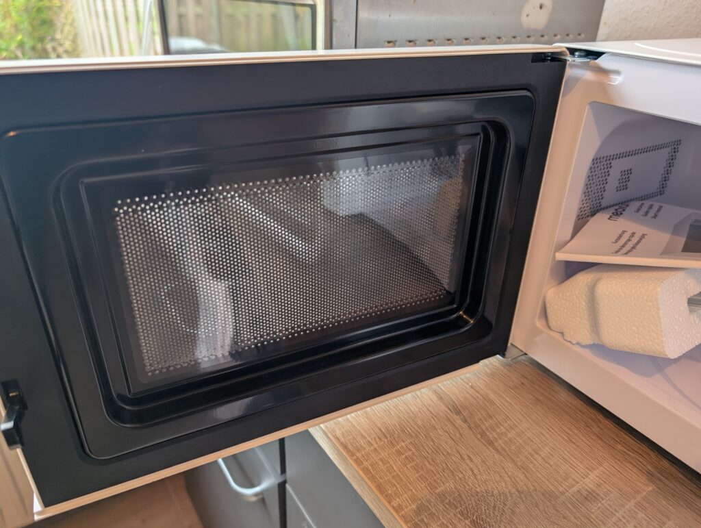 MEDION MD10596 Mikrowelle geöffnete Tür mit Sichtfenster