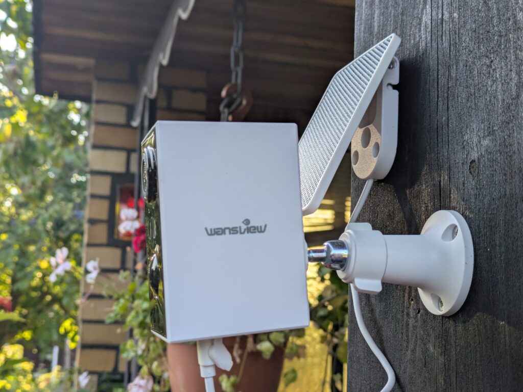 Montierte Wansview A1 Überwachungskamera von der Seite (2)