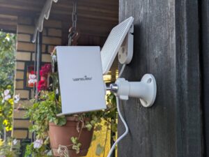 Montierte Wansview A1 Überwachungskamera von der Seite