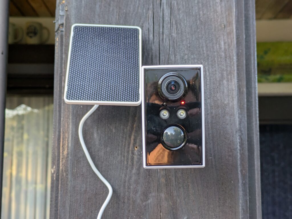 Montierte Wansview A1 Überwachungskamera von vorne