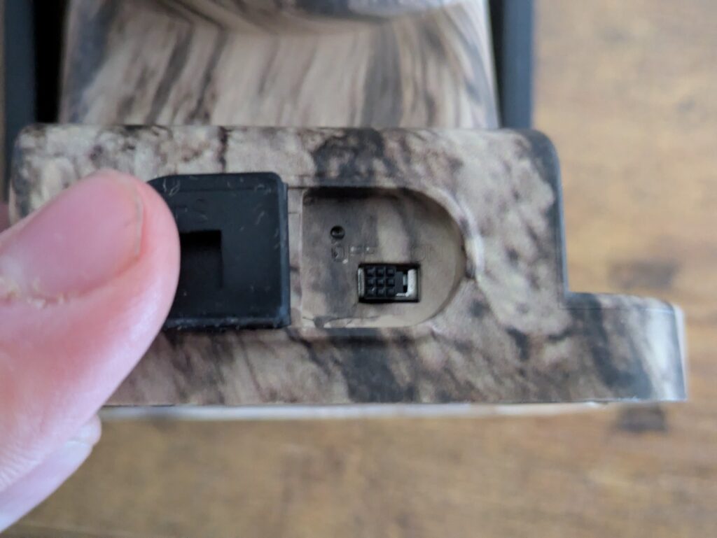 NUASI RBX-S60 Wildkamera von unten Power-Taste