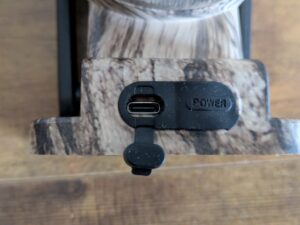 NUASI RBX-S60 Wildkamera von unten Stromanschluss geöffnet