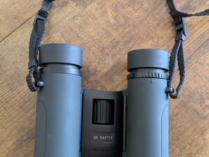 Nikon Sportstar EX 10x25 DCF Fernglas mit Trageriemen in der Nahansicht