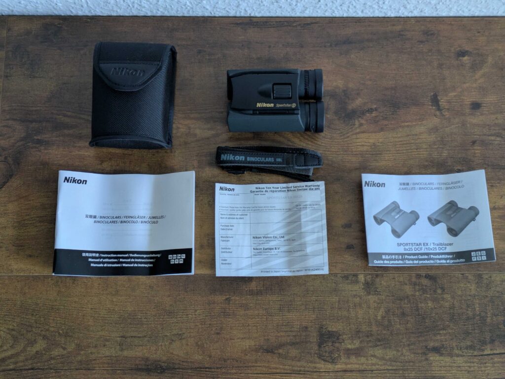Lieferumfang des Nikon Sportstar EX 10x25 DCF Fernglas