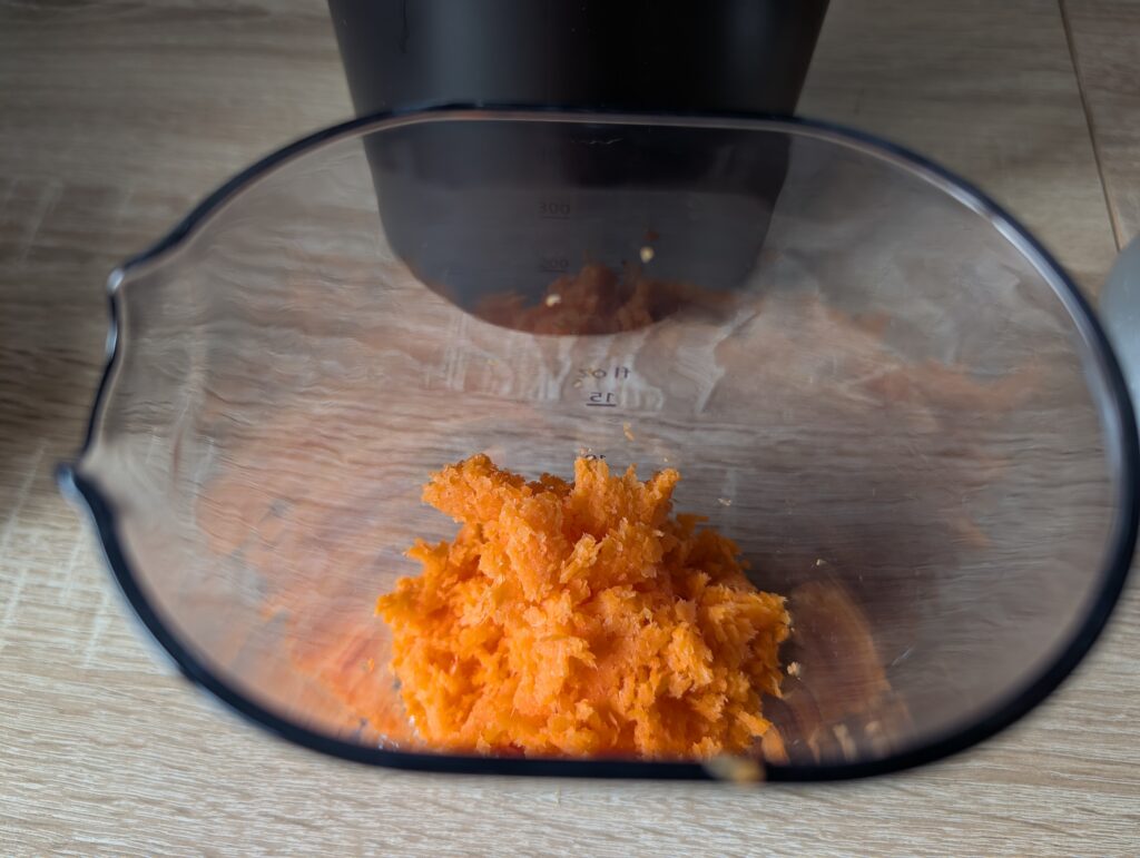 Panasonic MJ-L700KXE Entsafter Möhrenstrester im Behälter