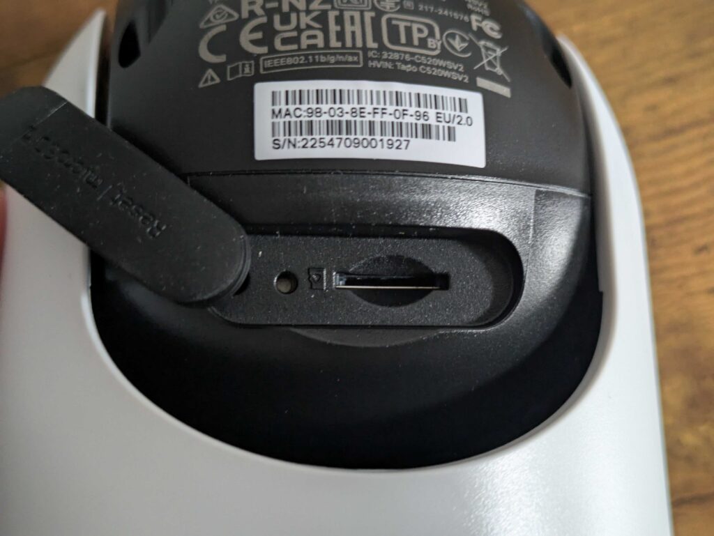 SD-Slot der Tapo TP-Link C520WS Überwachungskamera geöffnet