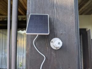 Solarpanel und Halterung der Wansview A1 Überwachungskamera montiert