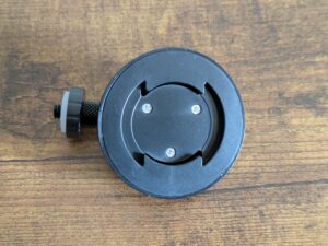 Solarpanelhalterung der NUASI RBX-S60 Wildkamera von unten