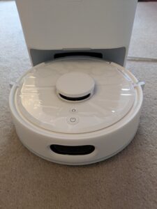 SwitchBot K11+ Staubsauger-Roboter in der Station von vorne (2)