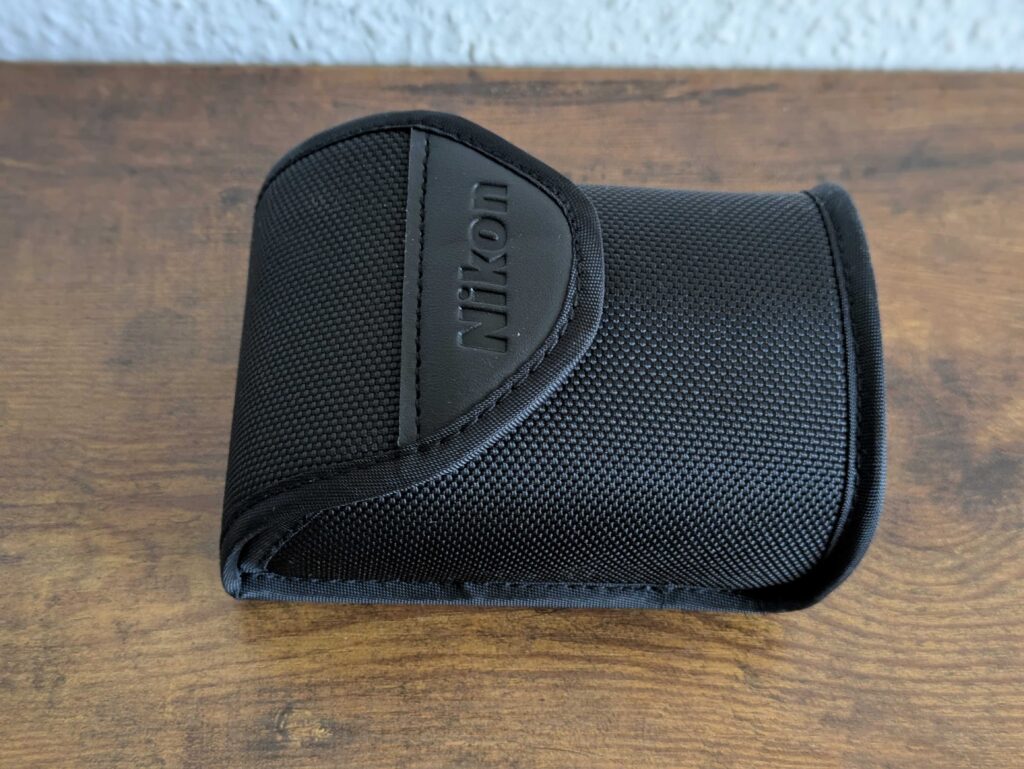 Tasche des Nikon Sportstar EX 10x25 DCF Fernglas