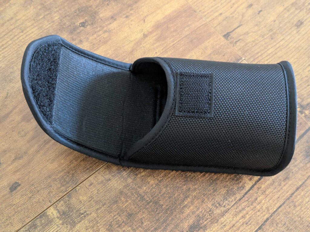 Tasche des Nikon Sportstar EX 10x25 DCF Fernglas geöffnet