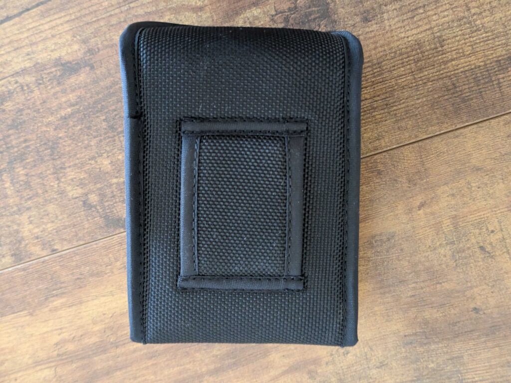 Tasche des Nikon Sportstar EX 10x25 DCF Fernglas von hinten