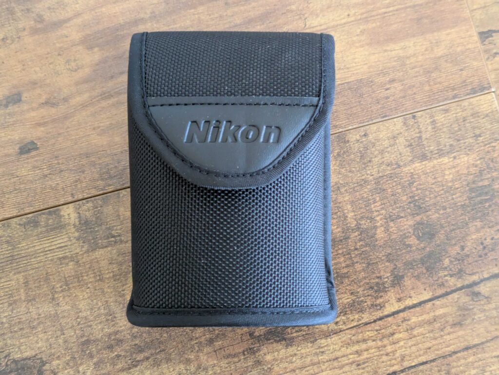 Tasche des Nikon Sportstar EX 10x25 DCF Fernglas von vorne