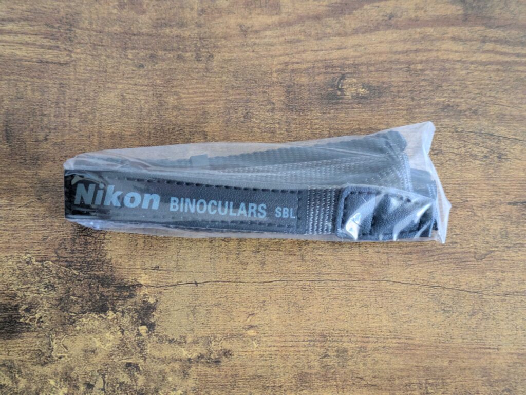 Trageriemen des Nikon Sportstar EX 10x25 DCF Fernglas verpackt
