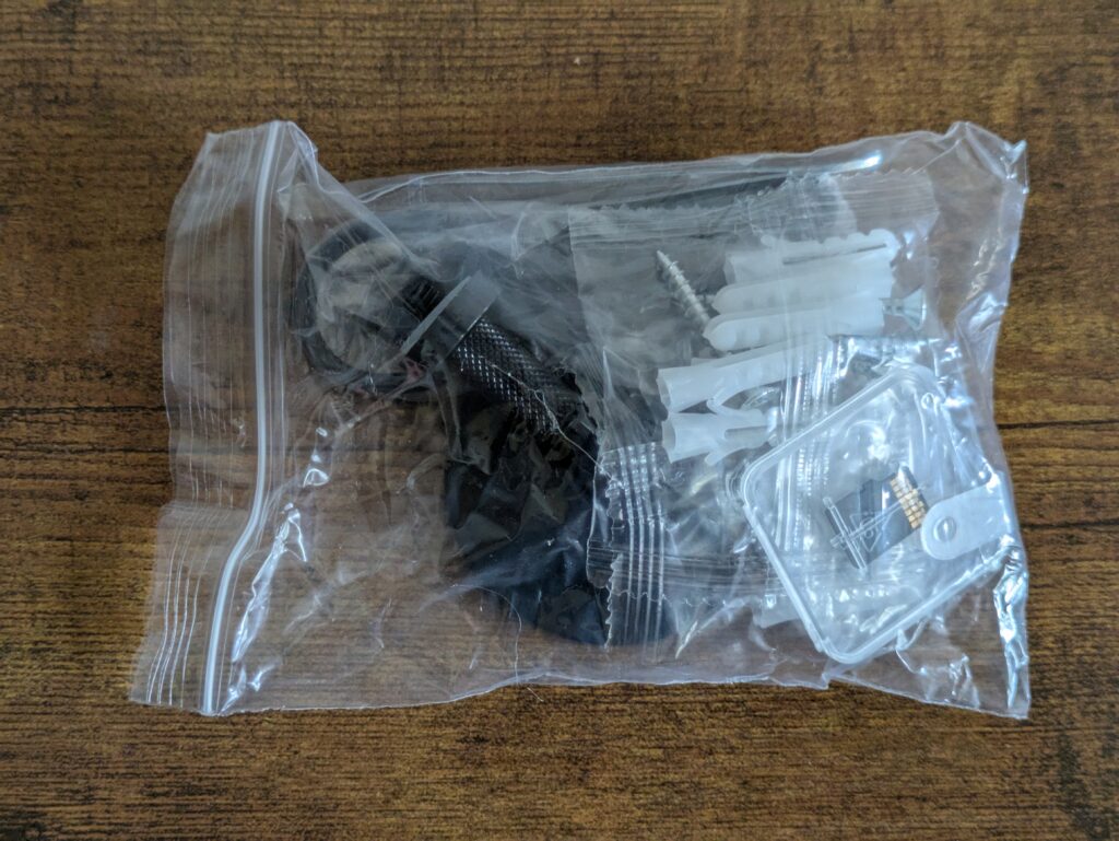 Verpacktes Montagezubehör der NUASI RBX-S60 Wildkamera