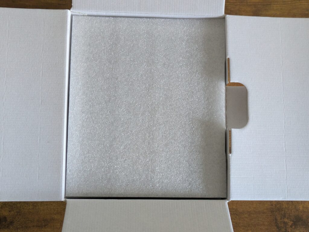 Verpackung der NUASI RBX-S60 Wildkamera geöffnet