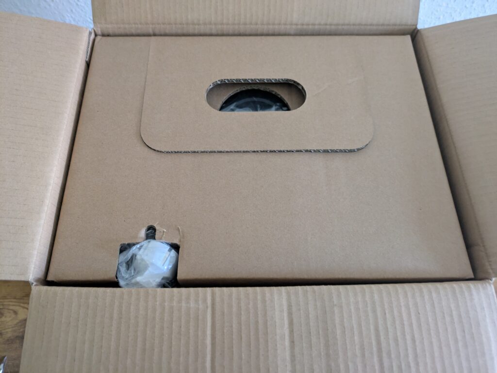 Verpackung des Bosch Dry 4000 Luftentfeuchters geöffnet