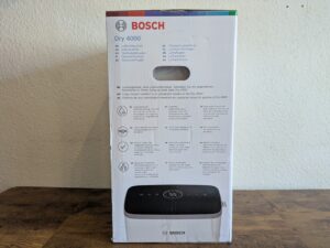 Verpackung des Bosch Dry 4000 Luftentfeuchters von links