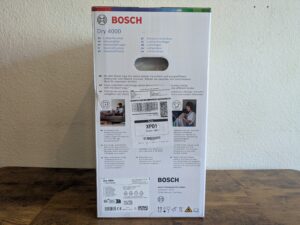 Verpackung des Bosch Dry 4000 Luftentfeuchters von rechts