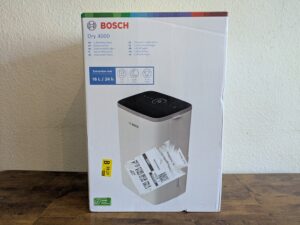 Verpackung des Bosch Dry 4000 Luftentfeuchters von vorne