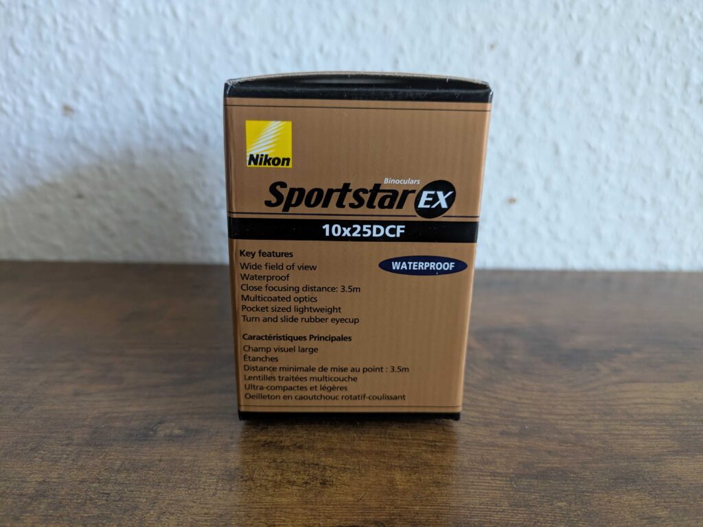 Verpackung des Nikon Sportstar EX 10x25 DCF Fernglas von der Seite